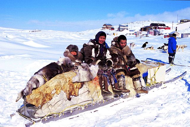 Qamutik (traîneau) traditionnel dans le village inuit de Cape Dorset.