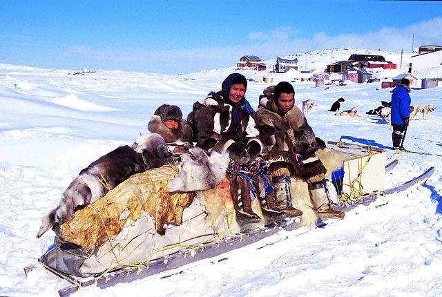 Qamutik (traîneau) traditionnel dans le village inuit de Cape Dorset.