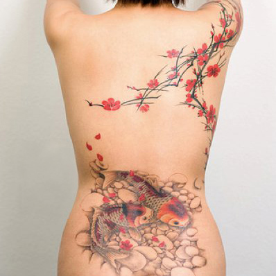 Corps tatoué de femme.
